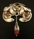 Zilveren broche in Skønvirke stijl met drie cabuchon geslepen barnstenen en een barnstenen hanger ontwerp uitvoering toegeschreven aan S.Jacobsen / Denemarken ca.1910 