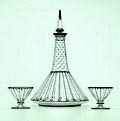 Helderglazen likeurkaraf met stop met twee likeurglaasjes met verticale lijndecoratie in zwart emaille ontwerp Cris Agterberg 1929 uitvoering Glasfabriek Leerdam 
