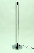 Vloerlamp met buisverlichting Tube Light ontwerp Eileen Gray 1927 Ierland 1879-1976 uitvoering Vereinigte Werkstätten / Duitsland 1985 Dit betreft de 1e replica uitvoering van deze lamp na de Vereinigte Werkstätten zijn de Tube Light's bij Classicon uitgevoerd 