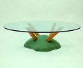 Salontafel Artifici geperst kunststof sokkel met marmer en kiezel met vier kersenhouten dragers waarop enkel rond glazen blad ontwerp Paolo Deganello 1985 uitvoering Cassina / Italië 