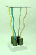 Tafel Strutture Tremano The Structures Tremble gelamineerd hout met geëmailleerd metalen voeten en met vierkante glasplaat ontwerp Ettore Sottsass 1979 uitvoering Studio Alchymia Milaan / Italië vóór 1989 