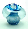 Een helderglazen sculptuur met blauwglazen honingraatvormige basis en blauwglazen kern ontwerp uitvoering Jörg Zimmermann / Duitsland ca.2000 