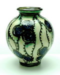 Grote aardewerk vaas met koehoorn decoratie in Skønvirke stijl ontwerp uitvoering Herman A Kähler 1839-1974 Næstved / Denemarken ca.1920 Het hoorn-schilderen was een moeilijke techniek Een uitgeholde koehoorn met een ganzenveer werd gevuld met slib de decorateur schilderde met de koehoorn door de slib gedoseerd met de ganzenveer aan te brengen 
