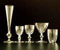 Glazen van servies Regina 40x ontwerp Gerard Muller / Amsterdam uitvoering Josephinenhütte Schreiberhau / Bohemen ca.1925 Champagne flûtes 8x hoog 25,8 cm Bourgogneglazen 8x hoog 13,6 cm Wijnglazen 8x hoog 12 cm Sherry / portglazen 8x hoog 11,2 cm Bekers 8x hoog 9,1 cm 
