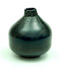 Diepgroene Unica vaas E 48 met gekamde matte grijze glazuurlaag en op aangezette voet ontwerp Chris Lanooy 1929 uitvoering Glasfabriek Leerdam 