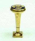 Geelkoperen lakstempel met geëmailleerde geometrische decoratie in blauw geel ontwerp uitvoering Jan Eisenloeffel ca.1905 