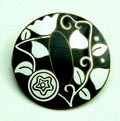 Koperen broche met florale geëmailleerde decoratie in zwart en wit ontwerp Josef Hoffmann ca.1910 uitvoering Wiener-Werkstätte / Oostenrijk 