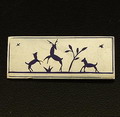 Zilveren broche met blauw geëmailleerde decoratie van hertjes ontwerp toegeschreven aan Hilde Jesser ca.1920 uitvoering Wiener-Werkstätte / Oostenrijk 