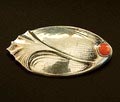 Zilveren geciseleerde Amsterdamse School broche met ronde cabuchon geslepen bloedkoraal ontwerp Fons Reggers uitvoering Gebr.Reggers Amsterdam 1923-1934 