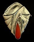 Zilveren geciseleerde Amsterdamse School broche met cabuchon geslepen bloedkoraal ontwerp Fons Reggers uitvoering Gebr.Reggers Amsterdam 1923-1934 