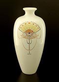 Aardewerk vaas Nora met aan beide zijden polychrome lineaire decoratie van liervogels uitvoering Société Céramique Maastricht ca.1925 
