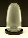 Half gesatineerde helderglazen vaas Carola op brede zwartglazen schijfvoet ontwerp A.D.Copier 1934 uitvoering Glasfabriek Leerdam 