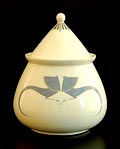 Wit aardewerk dekselpot met ingelegde gestileerde decoratie van hanen in bruin grijs-blauw en beige ontwerp C.J.van der Hoef ca.1905 uitvoering Plateelbakkerij Zuid-Holland / Gouda 