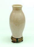 Aardewerk Unicum vaas met gecraqueleerd glazuur op losse ronde aardewerk goud-bronskleurig geglazuurde voet ontwerp uitvoering Pieter Groeneveldt / Voorschoten 1945-1972 