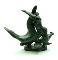 Bronzen sculptuur Vrouw met walvis ontwerp uitvoering Nic Jonk 1928-1995 in eigen atelier 1976 