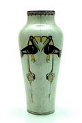 Aardewerk vaas met decoratie van ooievaars in paars en geel glazuur ontwerp Cornelis de Bruin 1903-'08 uitvoering Dordtsche Kunstpotterij D.K.P 