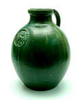 Aardewerk vaas met handvat met reliëf-medaillon op voorzijde en met groen stroomglazuur ontwerp uitvoering W.C.Brouwer Leiderdorp 1915 