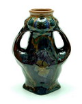 Aardewerk oorvaas met polychroom geglazuurde florale decoratie vierkante basis met ronde top uitvoering Rozenburg / Den Haag 1898 
