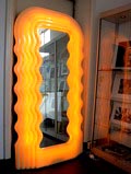 Spiegelobjekt Ultrafragola kunststof omlijsting met verlichting ontwerp Ettore Sottsass 1970 uitvoering Poltronova Pistoia / Italië 
