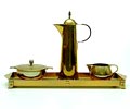 Geelkoperen mokkastel mokkakan suikerpot melkkannetje op rechthoekig geelkoperen blaadje ontwerp uitvoering Jan Eisenloeffel ca.1905 
