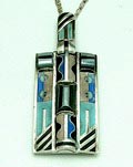 Zilveren Art-Deco collier met gesatineerd emaille en bol geslepen hematieten ontwerp uitvoering Theodor Fahrner in eigen atelier Pforzheim / Duitsland ca.1930 