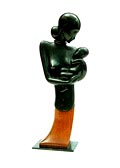 Bronzen beeld van moeder met kind op houten voet ontwerp uitvoering Hagenauer ca.1925 Wenen / Oostenrijk 