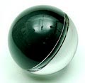 Massief glazen Unica object MAC 181 opgebouwd uit twee halve helderglazen bollen waartussen een laag grijs-groen glas ontwerp Floris Meydam 1975 uitvoering Glasfabriek Leerdam 