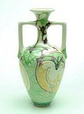Aardewerk kantjes oorvaas met P-decor met bloemen uitvoering Plateelbakkerij Zuid-Holland Gouda 1902-'05 
