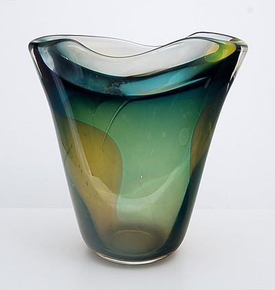  Groenglazen Unica vaas AE 1137 met gele vlek en helderglazen overlay ontwerp Floris Meydam 1953 uitvoering Glasfabriek Leerdam 
