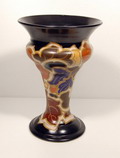  Aardewerk vaas Gouda met polychrome beschildering uitvoering Arnhemsche Fayence Fabriek ca.1925 