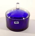  Kobalt blauwe Pandora doos met helderglazen deksel ontwerp Markku Salo uitvoering Nuutajärvi Notsjö 1989-1992 Finland 