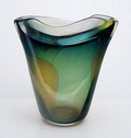  Groenglazen Unica vaas AE 1137 met gele vlek en helderglazen overlay ontwerp Floris Meydam 1953 uitvoering Glasfabriek Leerdam 