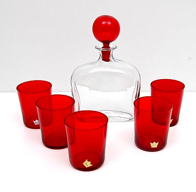  Decanter with red glass stopper and five red glass beakers design Vicke Lindstrand ca.1960 executed by Kosta / Sweden 
