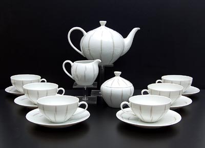 Porcelain tea-service Form 2000 teapot 6 cups saucers sugarbasin and milkjug design Heinrich Löffelhardt 1954 executed by Arzberg / Germany 