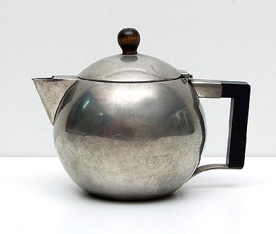  Pewter teapot no.1095 with wooden handle design C.J van der Hoef 1933 executed by Gero / the Netherlands 