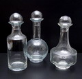  Drie helderglazen karaffen met holle bolvormige stoppen uit de Muzikale Karaffenserie ontwerp Floris Meydam 1971 uitvoering Glasfabriek Leerdam 