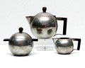  Drie-delig tinnen thee servies met houten grepen no.1169 ontwerp Th Hooft ca.1930 uitvoering Gero 