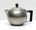  Tinnen theepot no.1095 met houten greep ontwerp C.J van der Hoef 1933 uitvoering Gero 