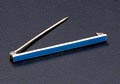  Blauw geëmailleerde langwerpige zilveren broche uitvoering onbekend 