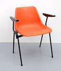  Kunststof Polyprop stoel met armleuningen polypropyleen zitting en geëmailleerd gebogen buisframe ontwerp Robin Day 1962 voor Hille / Engeland uitvoering Tecno / Italië 