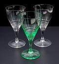  Drie wijnglazen B geringd één groen en twee helder glas ontwerp K.P.C de Bazel 1917 uitvoering Glasfabriek Leerdam 