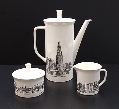  Koffiepot en roomstel van het Nutricia Grachten servies gedecoreerd met afbeeldingen van H.E.Roodenburg uitvoering Villeroy Boch 1964 