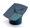  Blauw geglazuurde aardewerk batterij klok met groen accent uitvoering Cor Unum ca.1989 