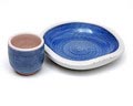 Twee blauw geglazuurde aardewerk items uitvoering Töreboda / Zweden 
