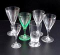 Zes glazen van servies B ontwerp K.P.C.de Bazel 1917 uitvoering Glasfabriek Leerdam conditie herzien -2 wijnglazen helder 13,7 cm -1 Annagroen wittewijn glas 13,7 cm -1 x wijnglas groot 14,5 cm -1x likeurglas 11 cm -1x beker 12 cm 