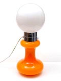 Oranje glazen fifties lamp met witglazen bol ontwerp uitvoering onbekend diam bol 25 cm 