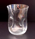 Helderglazen tumbler met deuken in zijkant ontwerp Gerard Muller Amsterdam ca.1925 uitvoering Josephinenhütte Schreiberhau / Bohemen 
