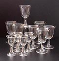 Helderglazen coupes Cordeal-achtig wittewijn- 3x hoog 12,1 cm rodewijn- 4x hoog 12,6 cm borrelglaasjes 4x hoog 9,4 cm ontwerp toegeschreven aan Gerard Muller Amsterdam ca.1915 uitvoering Josephinenhütte Schreiberhau / Bohemen 