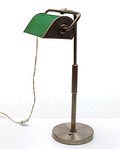Metalen bureaulamp in hoogte verstelbaar met draaibare groen gelakte kap ontwerp uitvoering onbekend Frankrijk ca.1935 