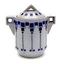 Steengoed dekselpot met blauwe geometrische decoratie ontwerp toegeschreven aan Peter Behrens ca 1905 uitvoering Simon Peter Gerz Höhr / Duitsland 